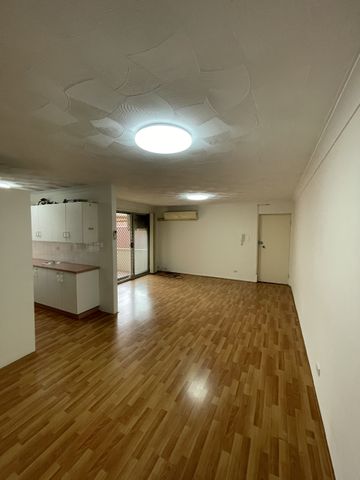 GROUND FLOOR UNIT - PRIME LOCATION! - Photo 2