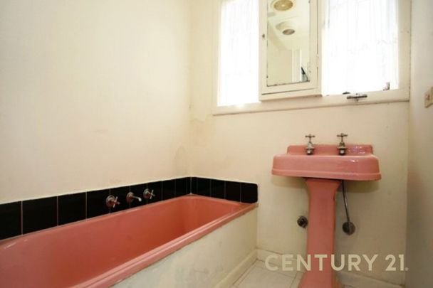 Freshly Painted & Quiet Court Location in a Prime Spot! - Photo 1