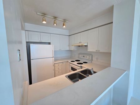 For Lease - 1 Lee Centre Drive Unit# 2206, Toronto, Ontario - Photo 4