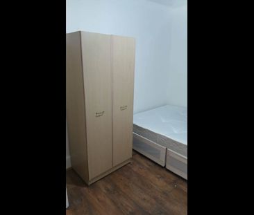 Room in a Shared House, Milverton Gardens, IG3 - Photo 1