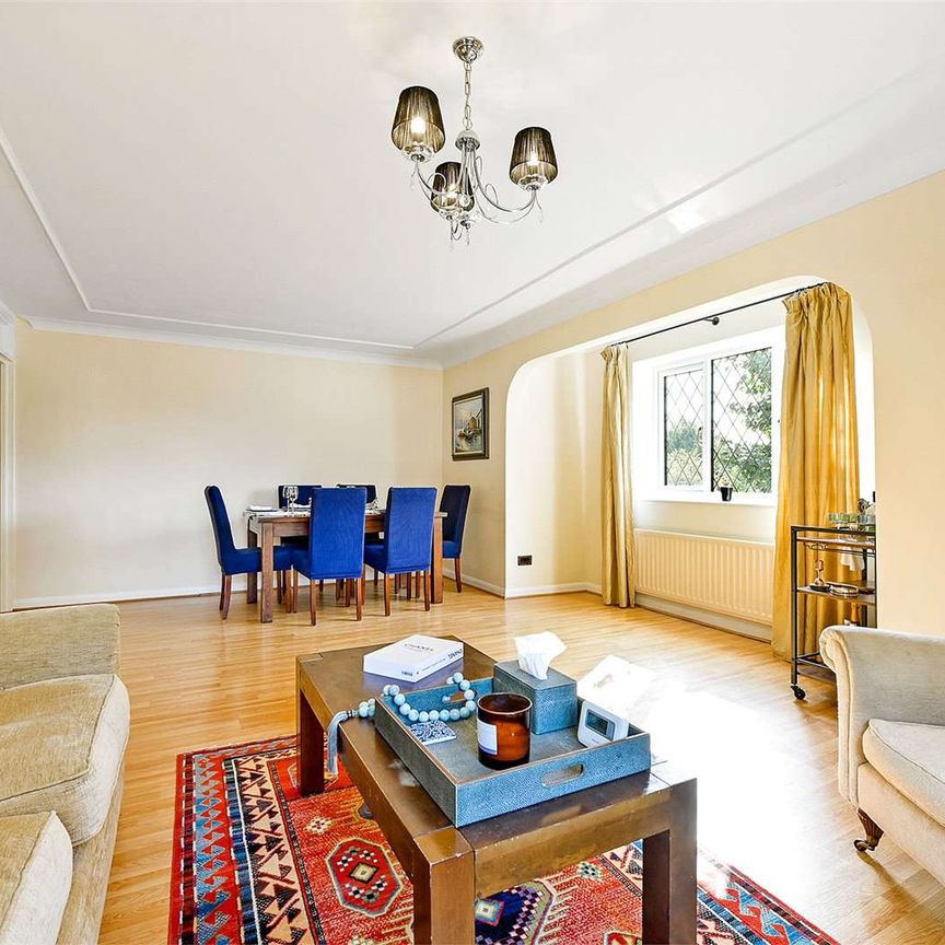 A well-presented and spacious two bedroom first floor flat with two parking spaces. - Photo 1