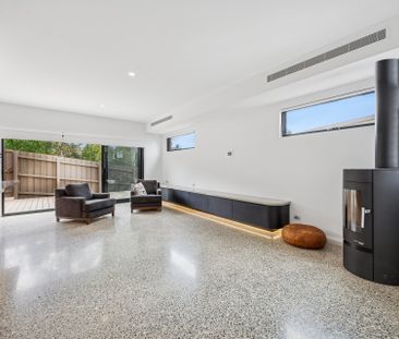 EXECUTIVE LIVING WITH DESIGNER DETAIL - Photo 2