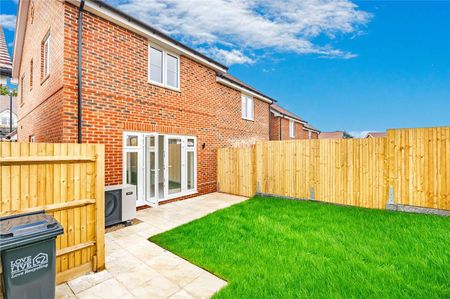 A modern four bedroom family home with private garden and parking - Photo 5