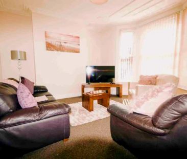 6 Beds 2 Baths - Photo 3