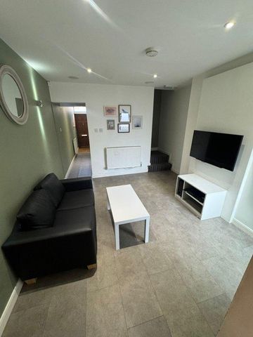 5 bedroom flat to rent - Photo 2