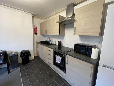 3 bedroom flat to rent - Photo 4