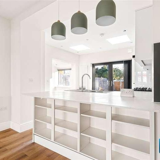 Hyde Park Avenue, London, N21 - Photo 1