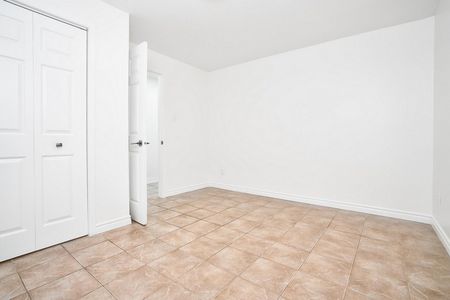 3 bedroom, 1 bath - Photo 2
