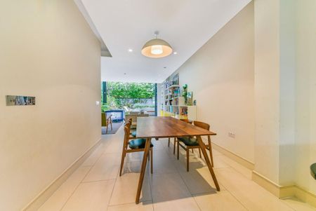 A beautiful mews property with a private garden to rent in Battersea, SW11. - Photo 2