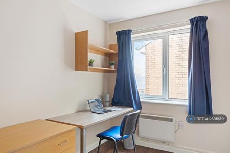 1 bedroom in a flat share to rent - Photo 5