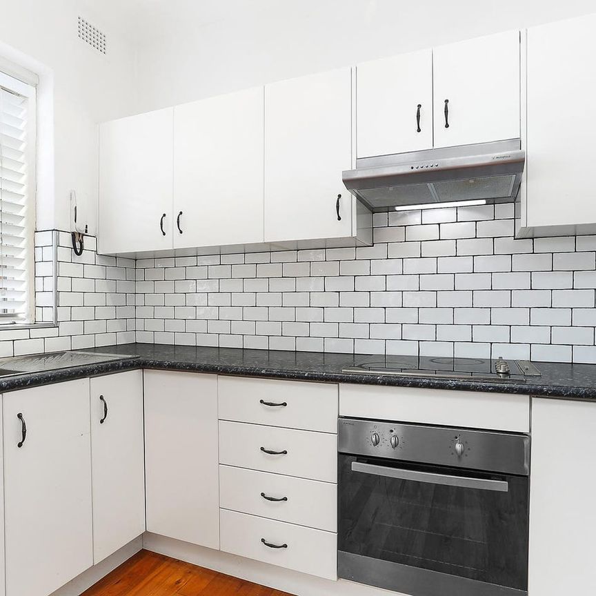 Great sized apartment moments to Coogee Beach - Photo 1