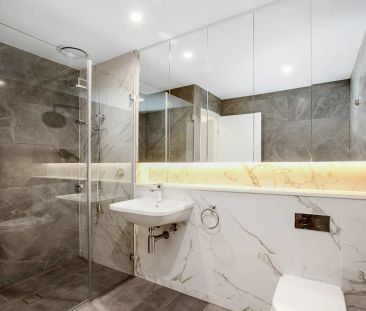 Stylish and Luxurious One Bedroom Apartment with Separate Study - Photo 3