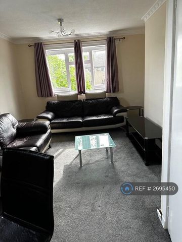 2 bedroom flat to rent - Photo 2
