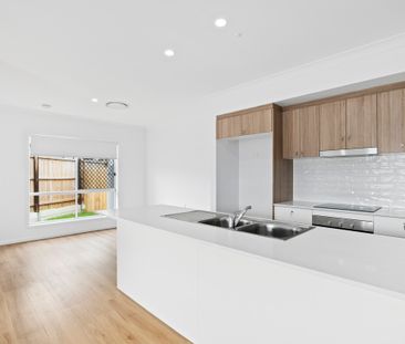 Beautiful Near-New Home for Rent: Modern Living Awaits! - Photo 5