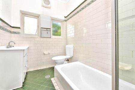 Spacious Two-Bedroom Apartment with Sunroom - Photo 4