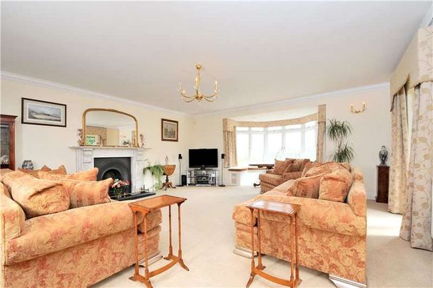 Substantial family house occupying a commanding position in Frant village. - Photo 1