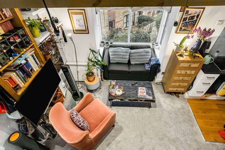 One bedroom mezzanine apartment with off street parking and communal gardens. - Photo 5