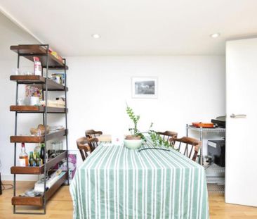 A modern, well-presented two-bedroom flat to let in a sought-after ... - Photo 5