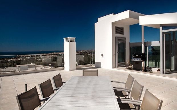 Luxury Townhouse for rent in Marbella, Andalusia - Photo 1