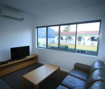 MODERN LOW MAINTENANCE 2 BEDROOM TOWNHOUSE IN CENTRAL GLADSTONE - Photo 1