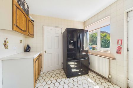 3 bedroom House in Alexandra Road, Surrey - Photo 4