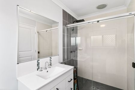 BEAUTIFUL & SPACIOUS 4 BEDROOM HOME - CONVENIENT LOCATION - Photo 5