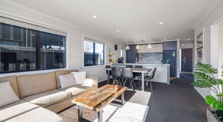 Trendy townhouse overlooks reserve - Photo 3