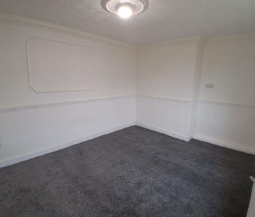 3 bedroom end of terrace house to rent - Photo 2