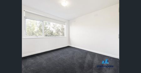 LIGHT- FILLED APARTMENT IN PRIME CAMBERWELL LOCATION - Photo 2