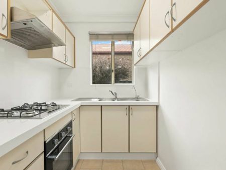 Spacious Two Storey Townhouse ! - Photo 3