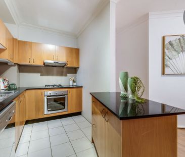 Modern One-Bedroom Apartment – Ideal Location & Lifestyle - Photo 3