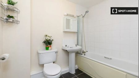 Rooms for rent in a 3-bedroom apartment in Lucan, Dublin - Photo 3