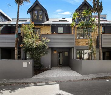Beautifully Refurbished Three-Bedroom Townhouse in a Prime Glebe Location - Photo 2