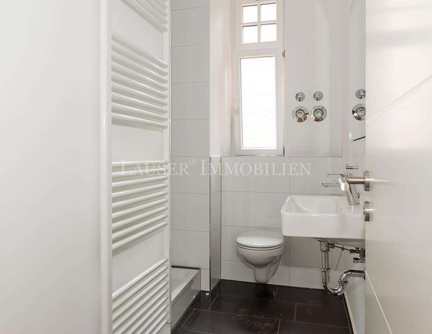 Attraktive Drei-Zimmer-Altbauwohnung mit Balkon in kernsaniertem Haus - Photo 1