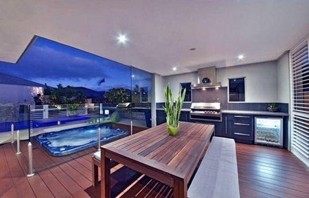 LUXURY FAMILY HOME 5 x 3 + STUDY (6th Bedroom) + SWIMMING POOL + SPA + Theatre + Decked Outdoor Entertainment Area. - Photo 2