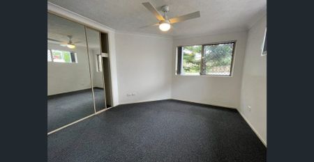 2 BEDROOM UNIT WITH 2 SECURE CARPARKS - SOUTHPORT - Photo 4