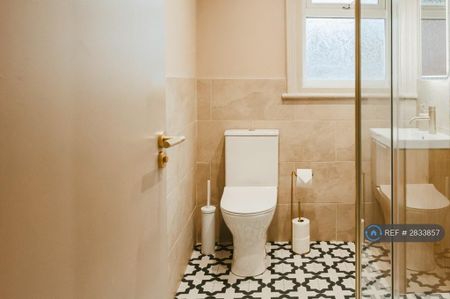 1 bedroom in a house share to rent - Photo 5