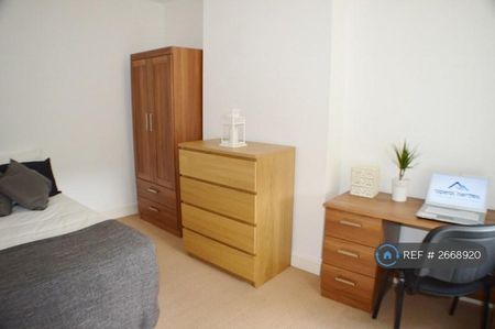 4 bedroom semi-detached house to rent - Photo 4