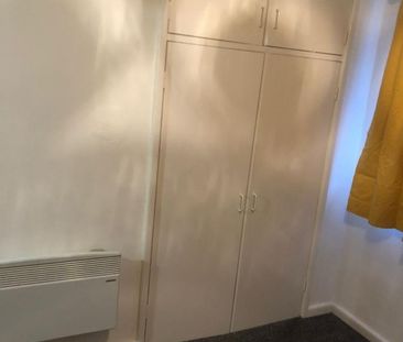 Room in a Shared House, Farrow Bank, LS12 - Photo 3