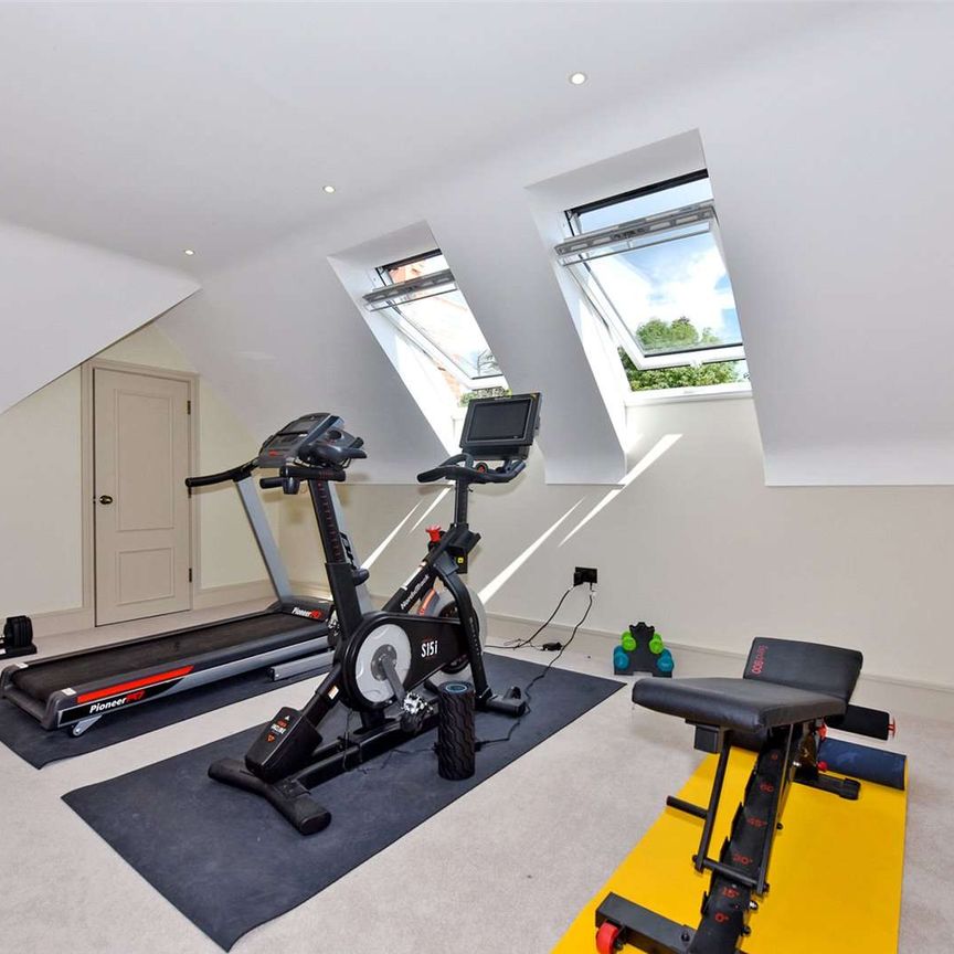 A stunning family home in a sought after location - Photo 1