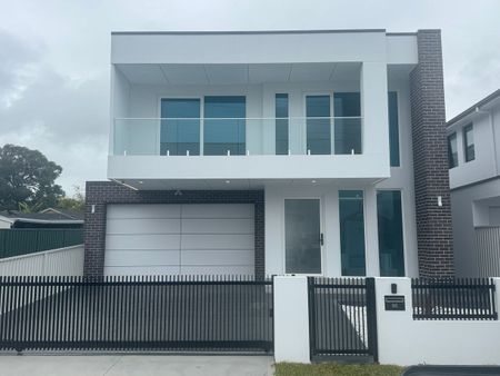 BRAND NEW LUXURY 5 BEDROOM HOME - Photo 2