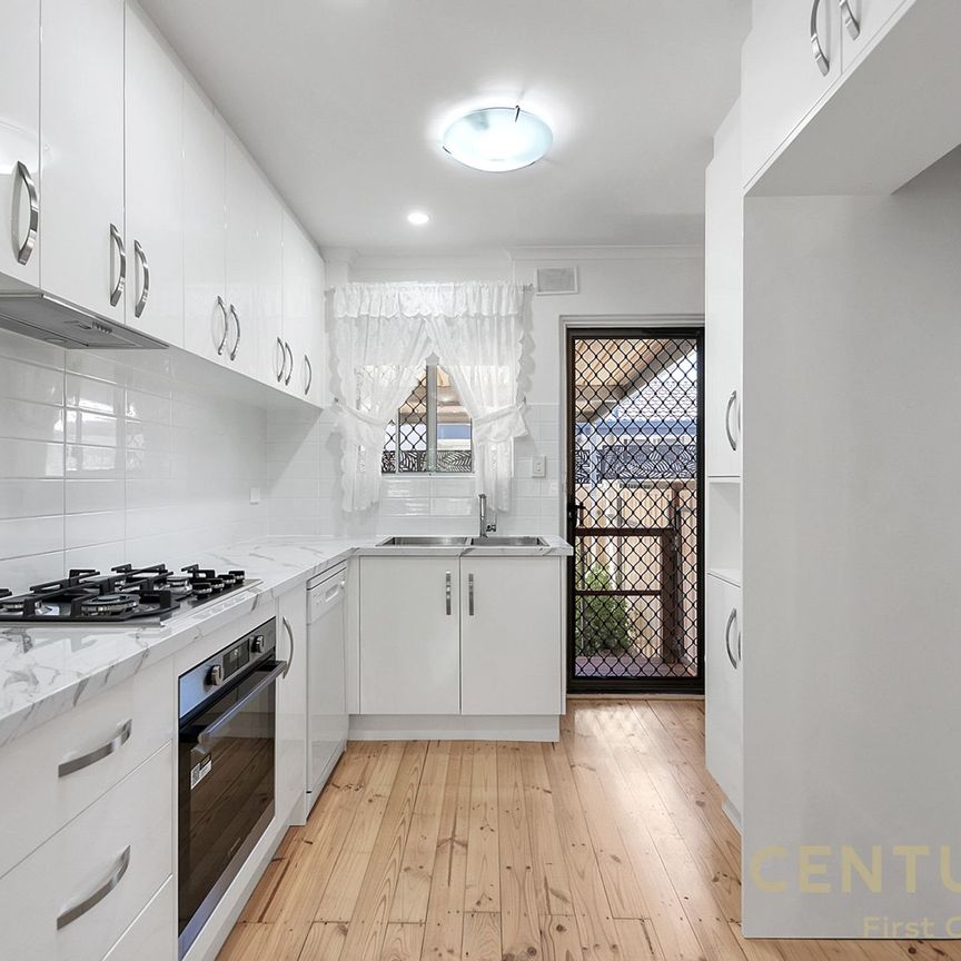 Bright and Modern &vert; Ideal Location &vert; Low Maintenance - Photo 1