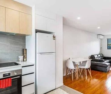 2 minutes walk to Sturges Rd train station - Photo 4