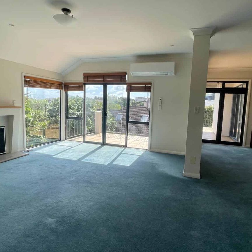 A Beauty in the Bays - Photo 1