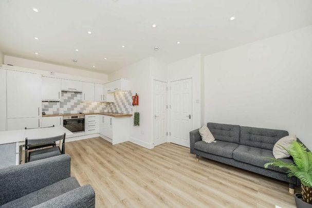 4 bedroom flat to rent - Photo 1