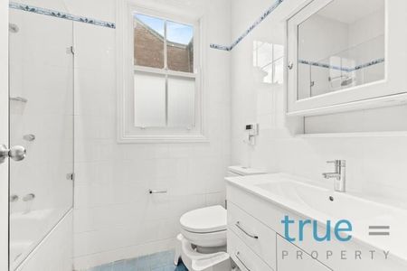 BEAUTIFULLY UPDATED SPLIT LEVEL FAMILY HOME - Photo 4