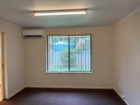 Large 4 bedroom family home in lovely estate - Property not suitable for pets as not fenced. - Photo 3