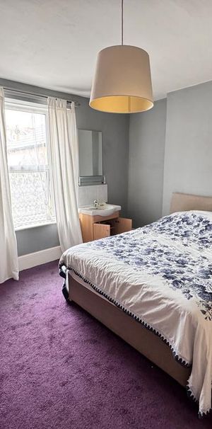 1 bedroom in a house share to rent - Photo 2