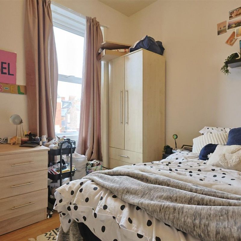 3 bedroom Student Flat to rent in Hazelwood Avenue, West Jesmond, Newcastle Upon Tyne, NE2 - Photo 1
