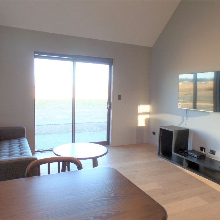 Stylish two bedroom townhouse in the Verdeco Park subdivision. - Photo 1